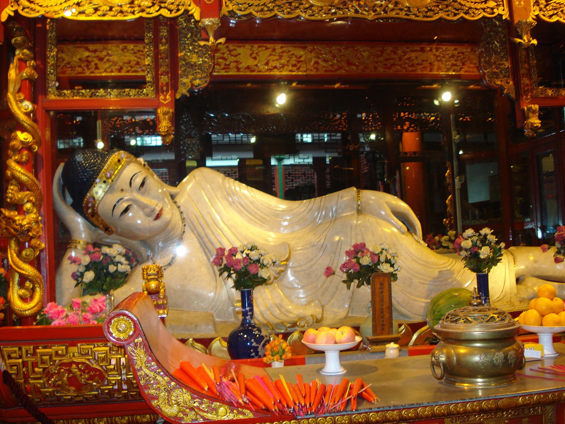 The reclining jade buddha on its gilded platform
