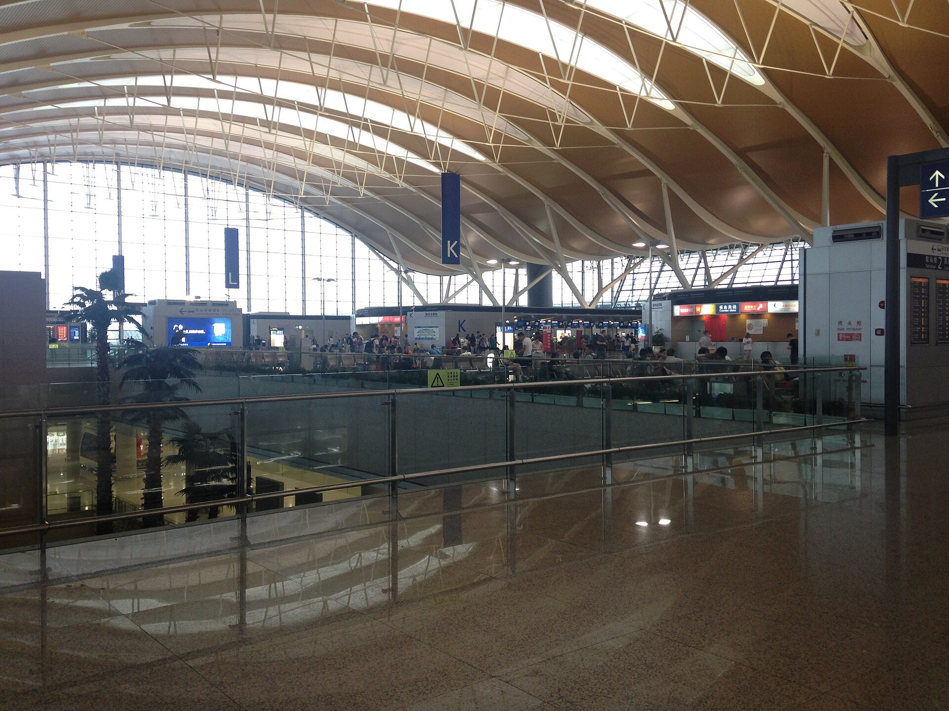 The concourse inside Terminal 2 at Shanghai Pudong International Airport