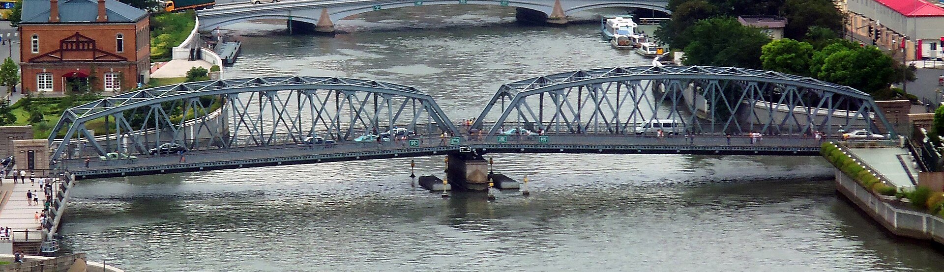 The Waibaidu Bridge seen from above with the creek running under it