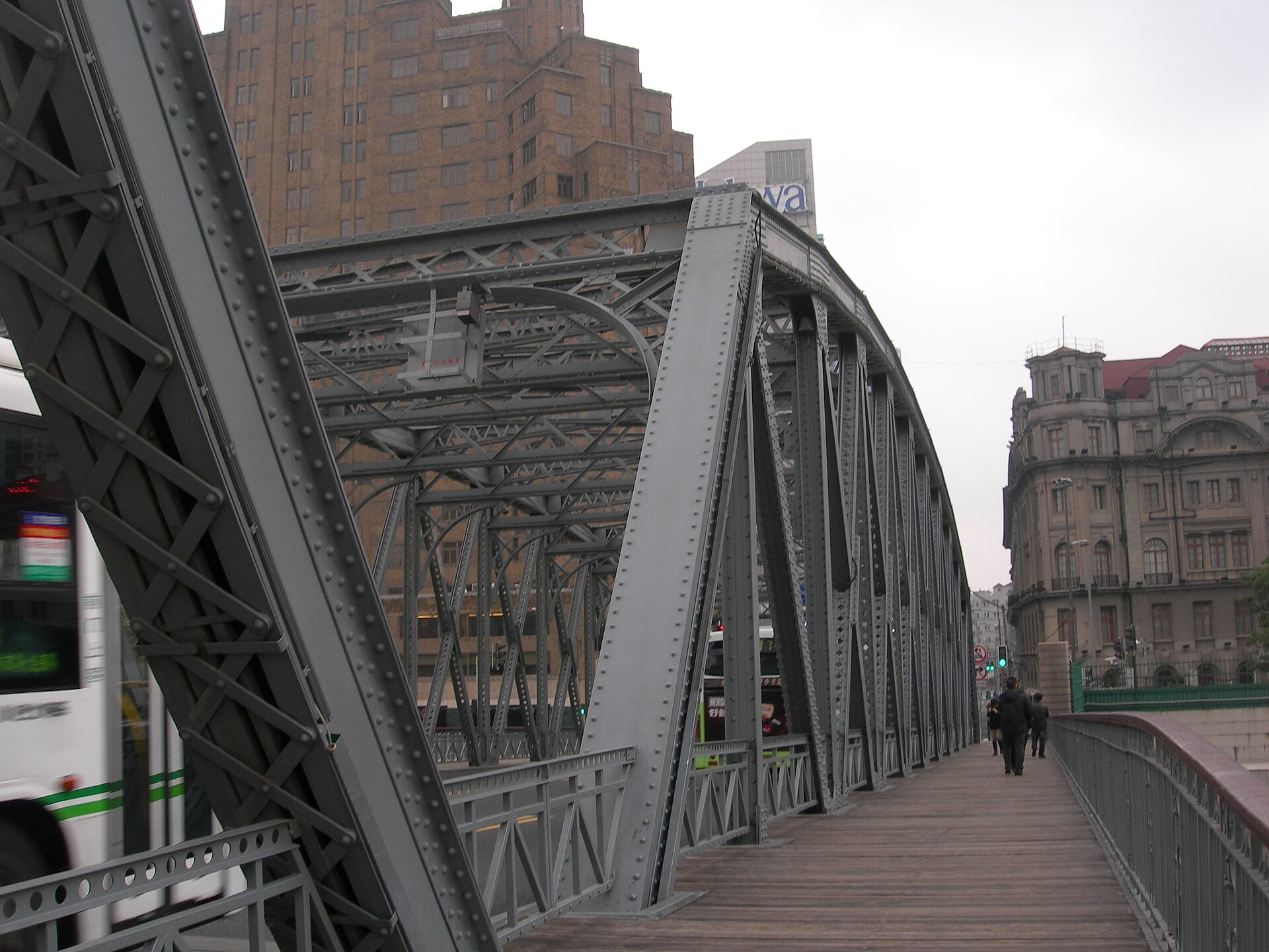 The walkway across the Waibaidu Bridge with its riveted steel trusses
